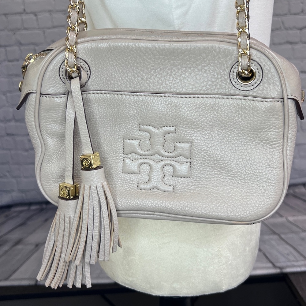 Tory Burch Pebbled Leather Shoulder Bag in Light Gray with Gold Hardware - Picture 4 of 15